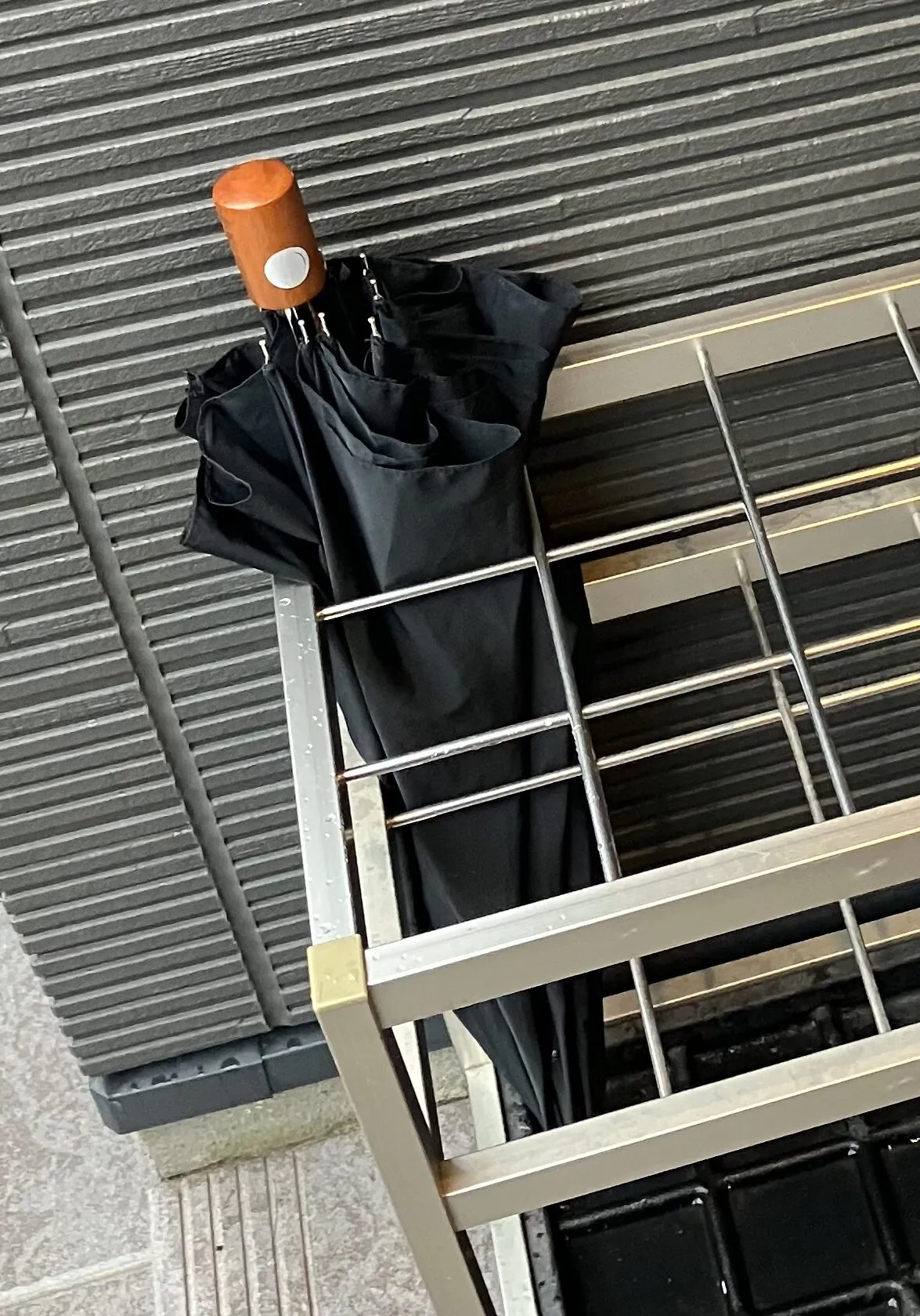 【お知らせ】折りたたみ傘の忘れ物がありました ☂️