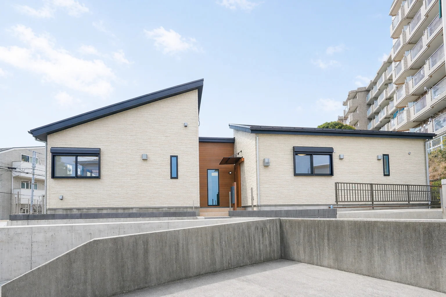 光と木のぬくもりに包まれる、開放感あふれる平屋の住まい【青葉区】